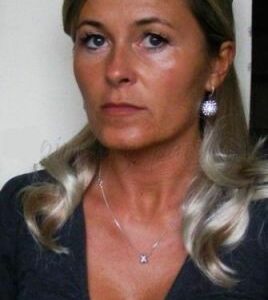 Blond příčes tmavší